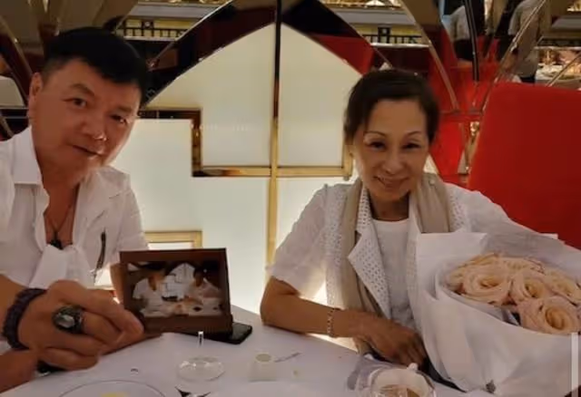 甜美!64歲知名港星與太太復婚後罕放閃,情侶裝同台慶生大曬恩愛