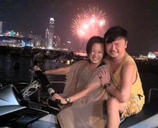 甜美!64歲知名港星與太太復婚後罕放閃,情侶裝同台慶生大曬恩愛
