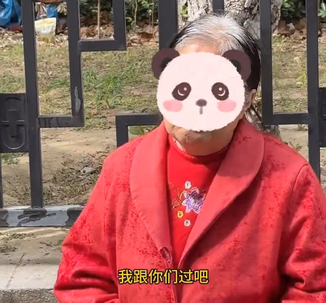 女子見老人可憐，好心給一百塊錢，不料被老人追上來求贍養