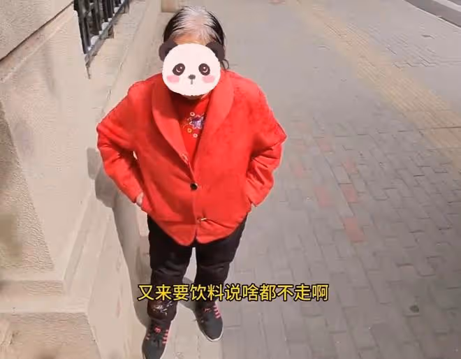 女子見老人可憐，好心給一百塊錢，不料被老人追上來求贍養