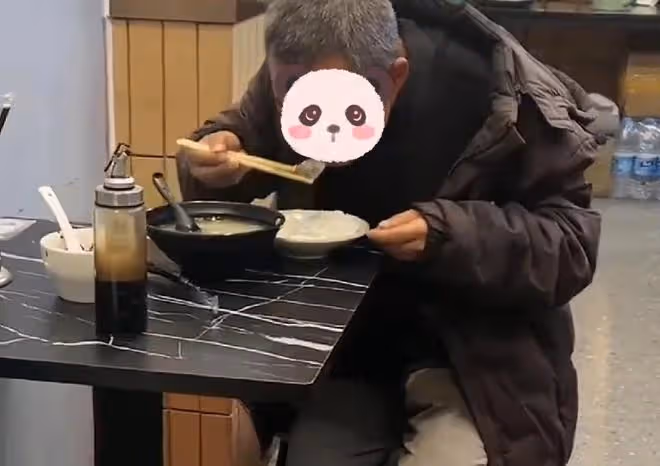 老人去餐館吃飯，吃到一半告訴老闆沒錢結帳，吃完後心安理得就走
