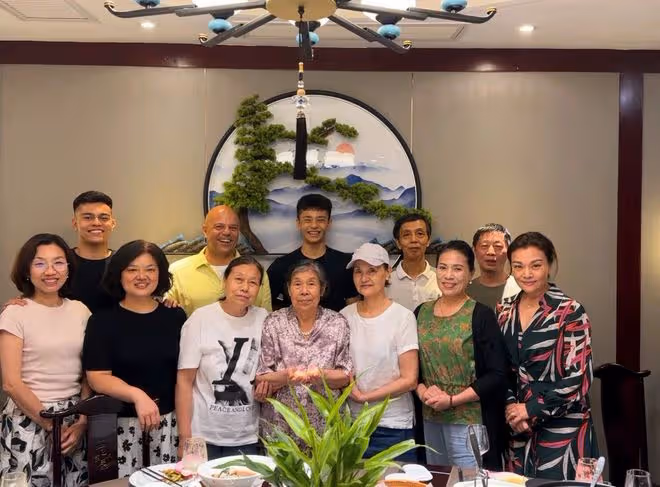 史可回湖北老家為母慶生!兩混血兒子受追捧,和外籍丈夫喜笑顏開