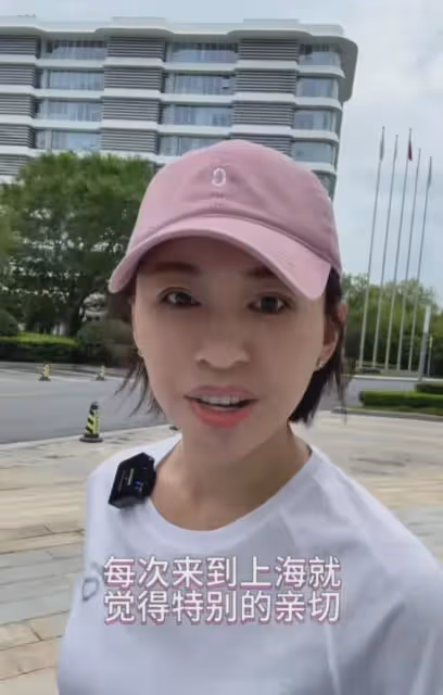 歐陽夏丹現身上海遊玩,追憶剛工作時的美好時光,對央視隻字不提