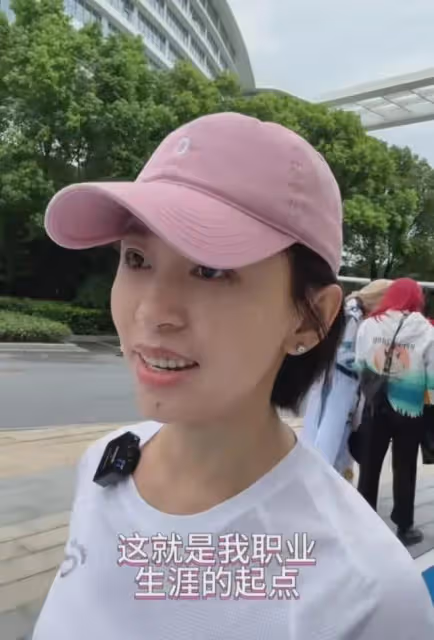 歐陽夏丹現身上海遊玩,追憶剛工作時的美好時光,對央視隻字不提