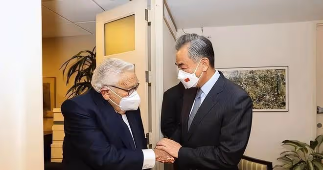 基辛格訪華被扶進會場,當面說重話:中方承擔不起抗美代價