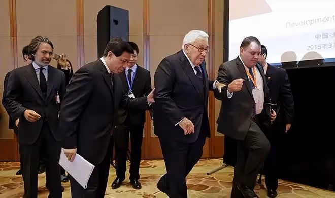 基辛格訪華被扶進會場,當面說重話:中方承擔不起抗美代價