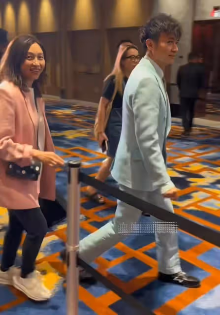 古巨基55歲老婆斷崖式衰老!跟老公亮相不顧形象,素顏打扮似大媽