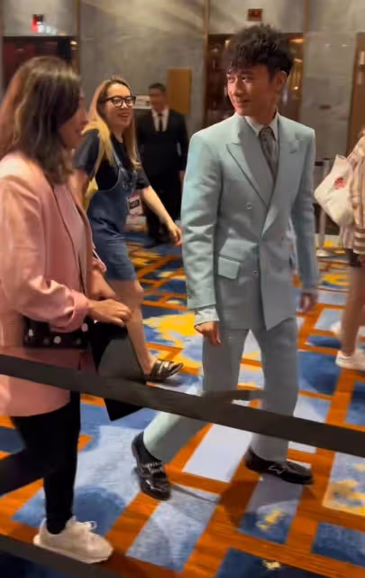 古巨基55歲老婆斷崖式衰老!跟老公亮相不顧形象,素顏打扮似大媽