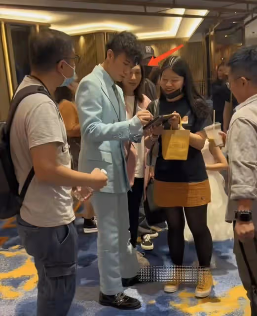 古巨基55歲老婆斷崖式衰老!跟老公亮相不顧形象,素顏打扮似大媽