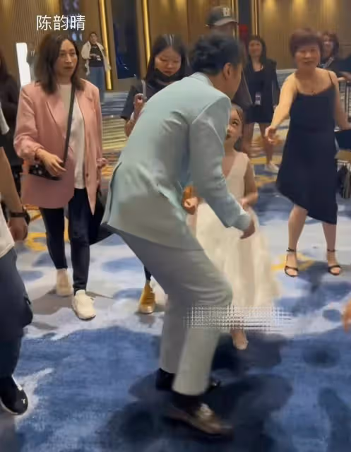 古巨基55歲老婆斷崖式衰老!跟老公亮相不顧形象,素顏打扮似大媽