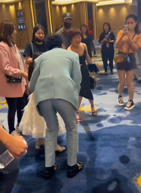 古巨基55歲老婆斷崖式衰老!跟老公亮相不顧形象,素顏打扮似大媽