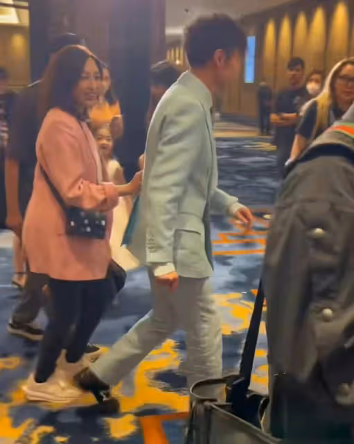 古巨基55歲老婆斷崖式衰老!跟老公亮相不顧形象,素顏打扮似大媽