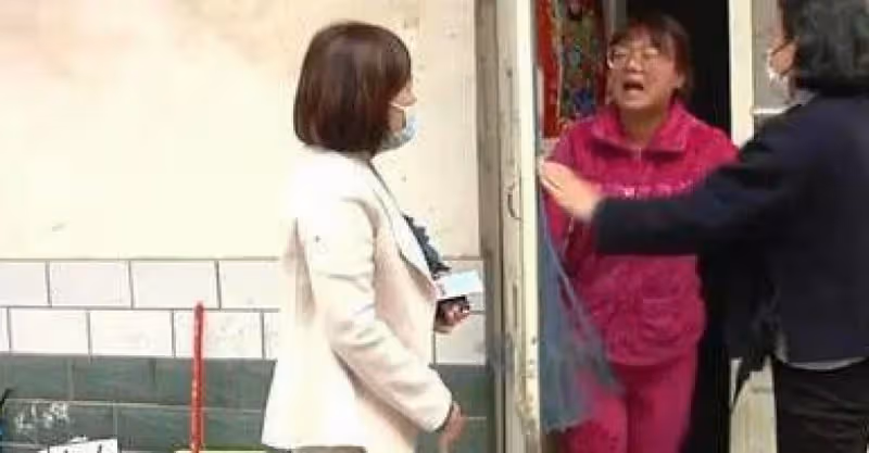 不滿大姑姐常回娘家，兒媳怒砸婆家，兒媳：只顧閨女連孫女都不管