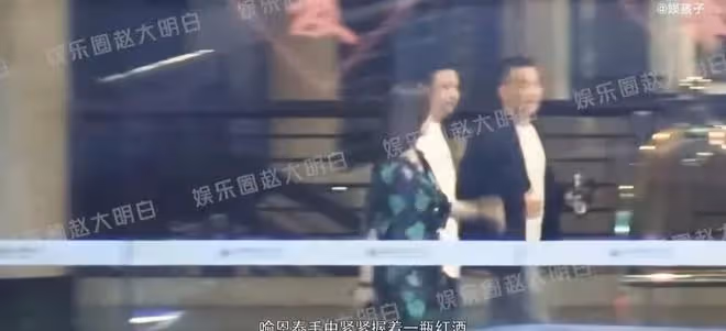 著名笑星參加深夜飯局,有美女挽他手卻被甩開,美女身份惹人好奇