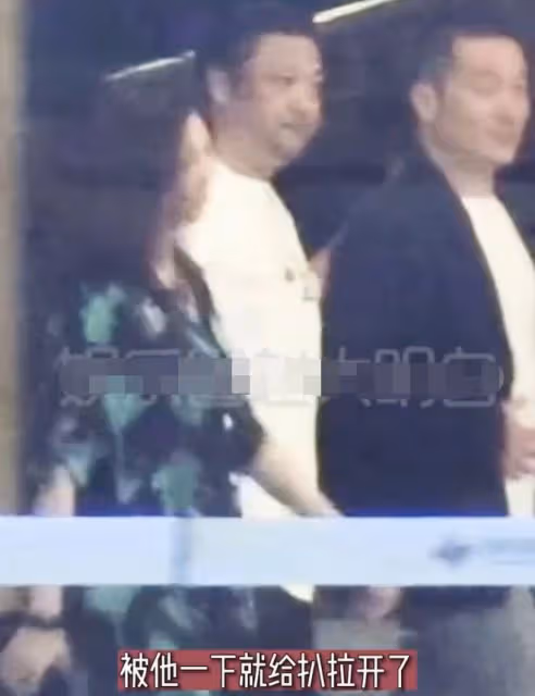 著名笑星參加深夜飯局,有美女挽他手卻被甩開,美女身份惹人好奇