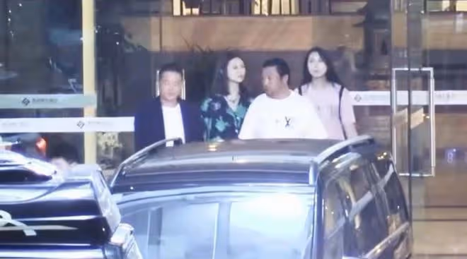 著名笑星參加深夜飯局,有美女挽他手卻被甩開,美女身份惹人好奇