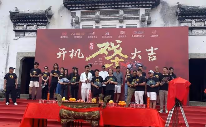 著名笑星參加深夜飯局,有美女挽他手卻被甩開,美女身份惹人好奇