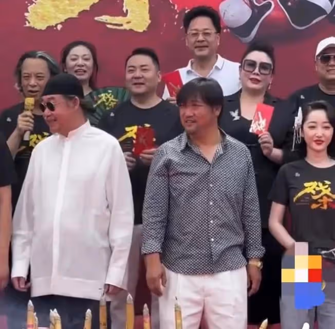 著名笑星參加深夜飯局,有美女挽他手卻被甩開,美女身份惹人好奇