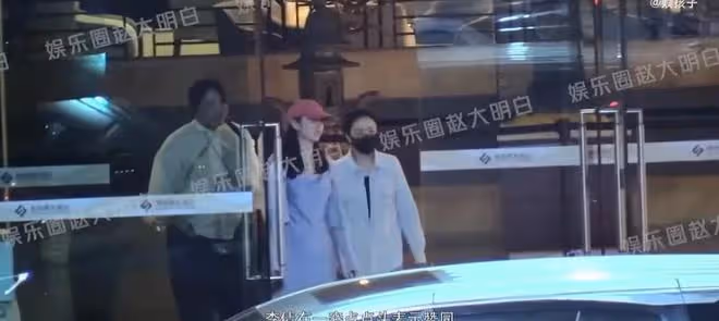 著名笑星參加深夜飯局,有美女挽他手卻被甩開,美女身份惹人好奇