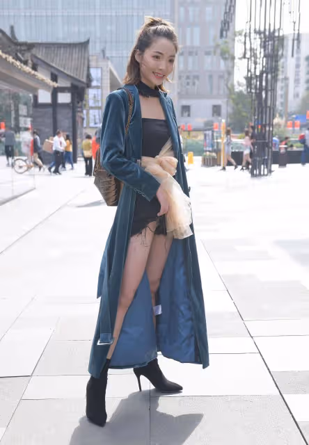 年輕熱褲美女