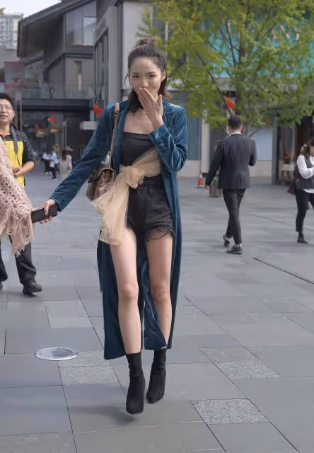 年輕熱褲美女