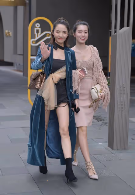 年輕熱褲美女