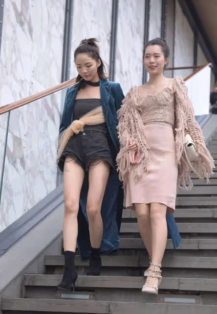 年輕熱褲美女