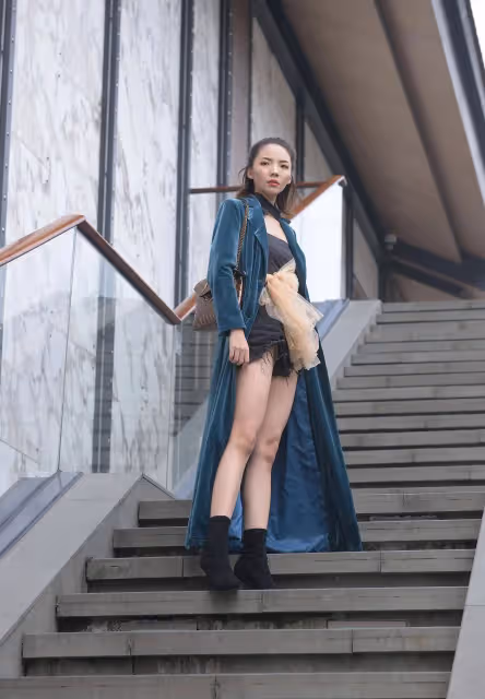 年輕熱褲美女