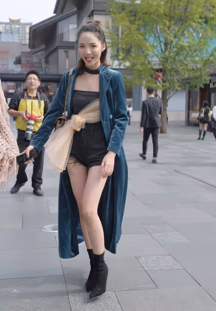 年輕熱褲美女