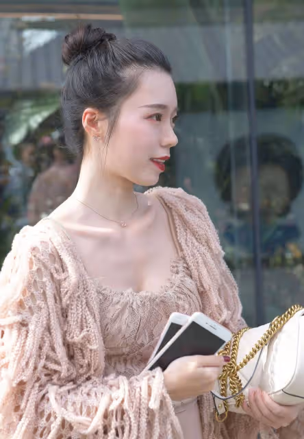 年輕熱褲美女