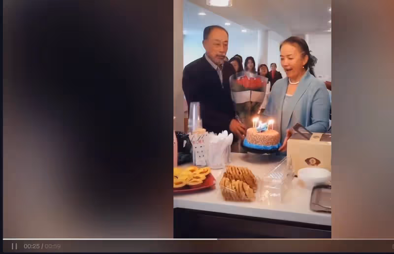 62歲呂麗萍國外慶生,三婚老公送花深情表白,洛杉磯獨棟豪宅曝光