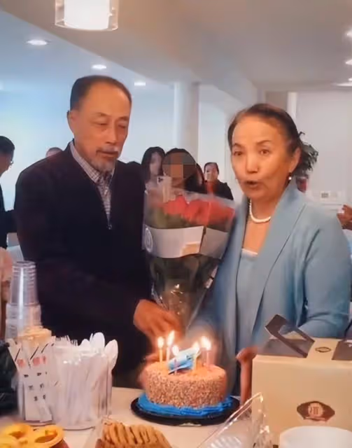 62歲呂麗萍國外慶生,三婚老公送花深情表白,洛杉磯獨棟豪宅曝光