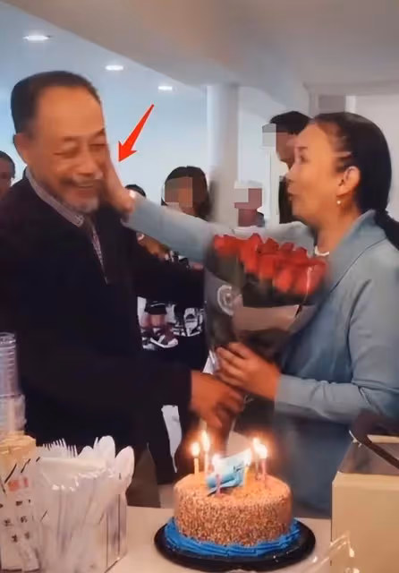 62歲呂麗萍國外慶生,三婚老公送花深情表白,洛杉磯獨棟豪宅曝光