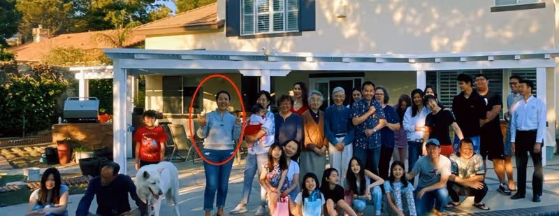 62歲呂麗萍國外慶生，三婚老公送花深情表白，洛杉磯獨棟豪宅曝光