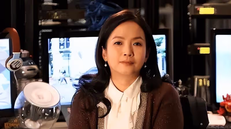 62歲呂麗萍國外慶生，三婚老公送花深情表白，洛杉磯獨棟豪宅曝光
