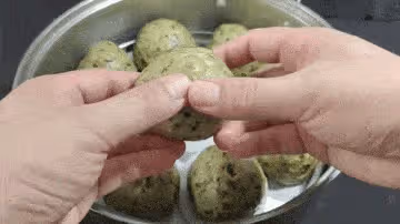 這菜農村遍地都有,卻被人小看!揉到饅頭裡,多一份香、多一份營養