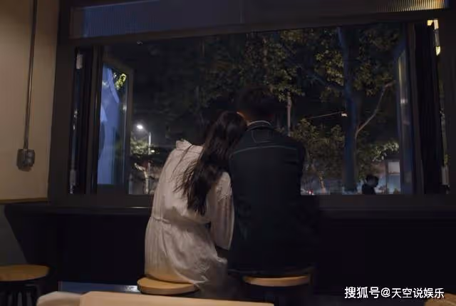 《曾少年》身高172的關曉彤，依偎在張一山懷中，只剩下滿屏的彆扭