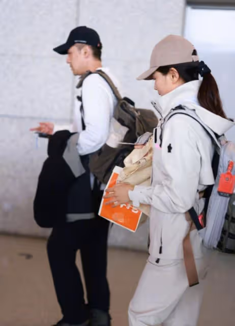 胡歌劉濤再次同框，44歲劉濤素顏露面狀態好，胡歌近照依然帥氣