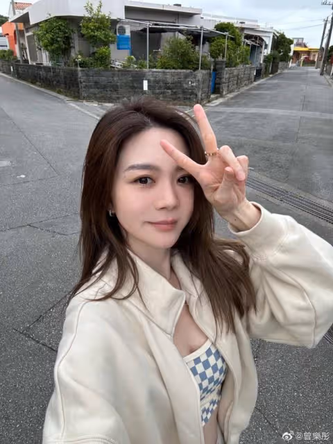 恭喜!英皇知名小花疑似戀情曝光,男方是音樂才子,曾戀連詩雅
