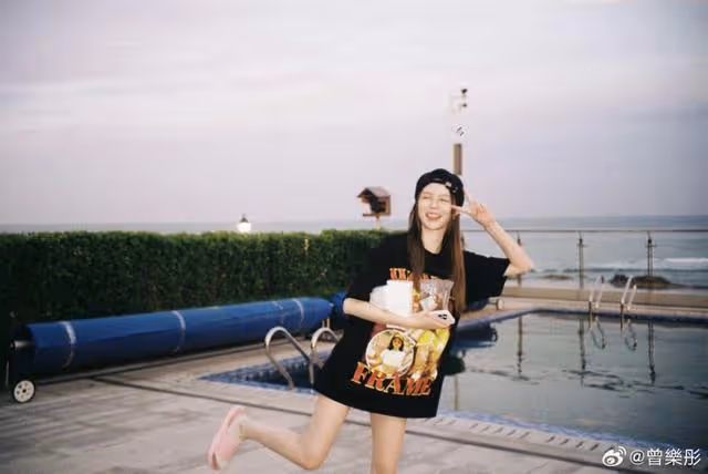 恭喜!英皇知名小花疑似戀情曝光,男方是音樂才子,曾戀連詩雅