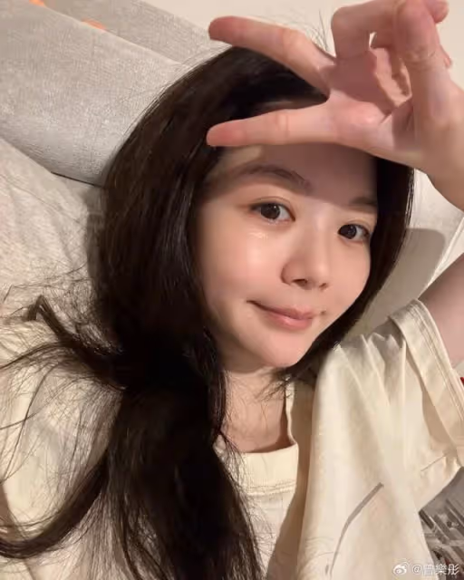 恭喜!英皇知名小花疑似戀情曝光,男方是音樂才子,曾戀連詩雅
