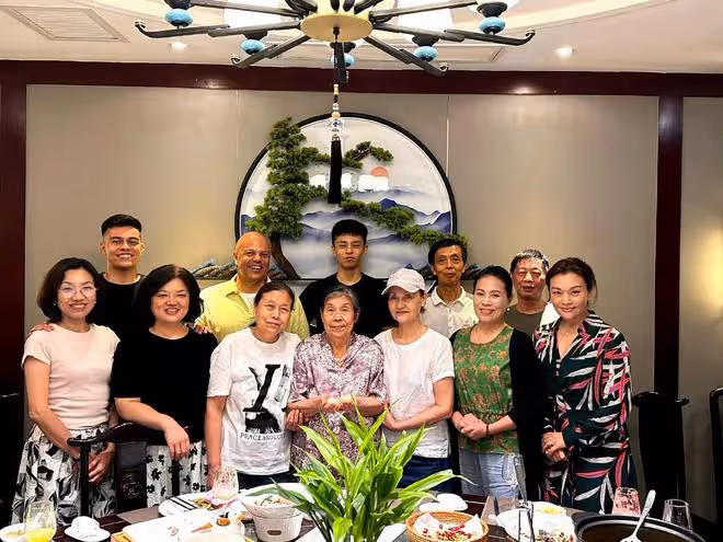 史可曬全家福為母親慶生! 一家人慈眉善目,倆混血兒顏值搶鏡
