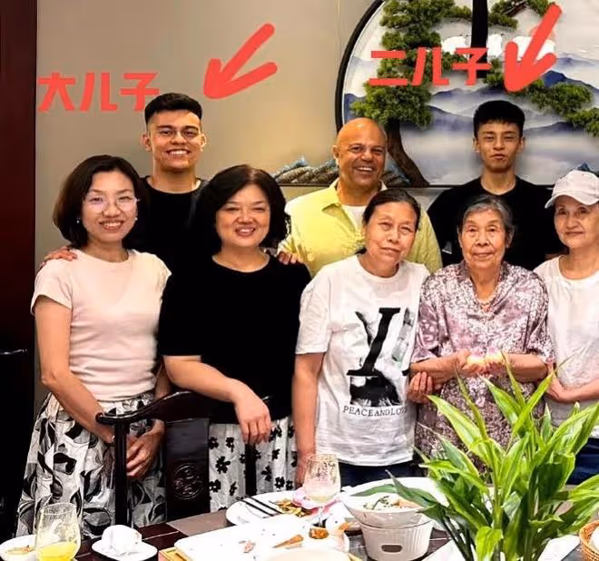 史可曬全家福為母親慶生! 一家人慈眉善目,倆混血兒顏值搶鏡