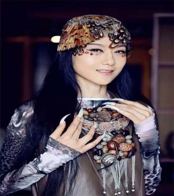 64歲楊麗萍再遭爭議,男舞者私密部分被眾女舞伴撫摸,畫面尺度大