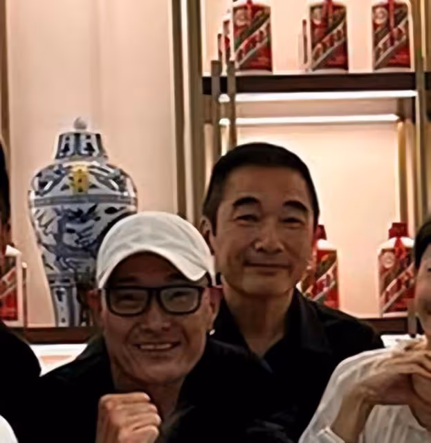 香港老戲骨聚會吃火鍋!整櫃茅台太搶鏡,莫少聰罕露面發福變化大