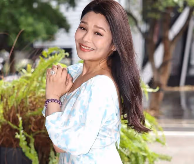 49歲香港知名女星宣布結婚!曾戀上有婦之夫患乳癌,稱老公很單純
