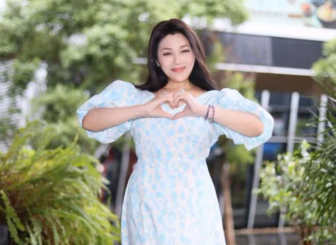 49歲香港知名女星宣布結婚!曾戀上有婦之夫患乳癌,稱老公很單純