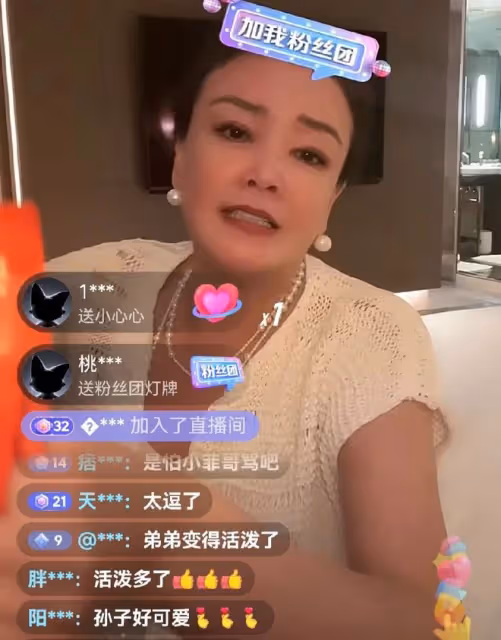 7月26日,張蘭怕了!直播時拿涼麵將孫子的臉給擋住,生怕漏出臉
