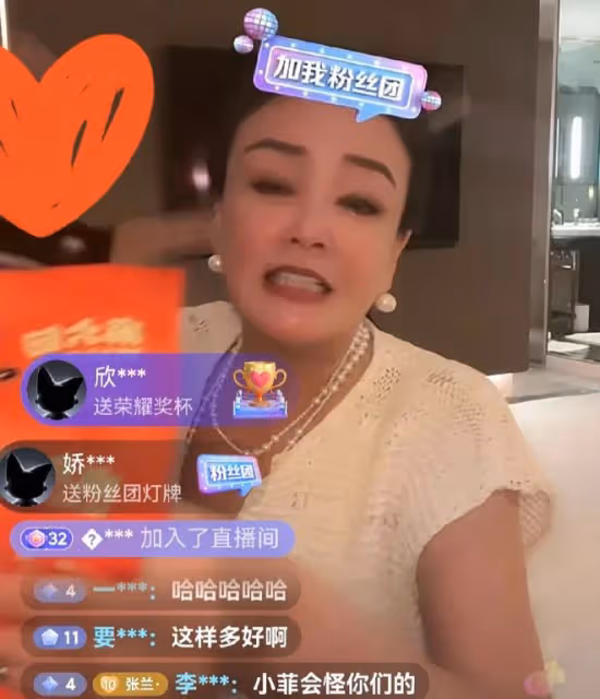 7月26日,張蘭怕了!直播時拿涼麵將孫子的臉給擋住,生怕漏出臉