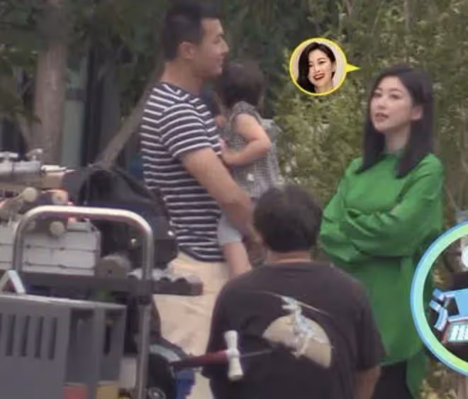 朱珠獲老公孩子探班,1歲女兒推開媽媽拒絕親密互動,卻超粘爸爸